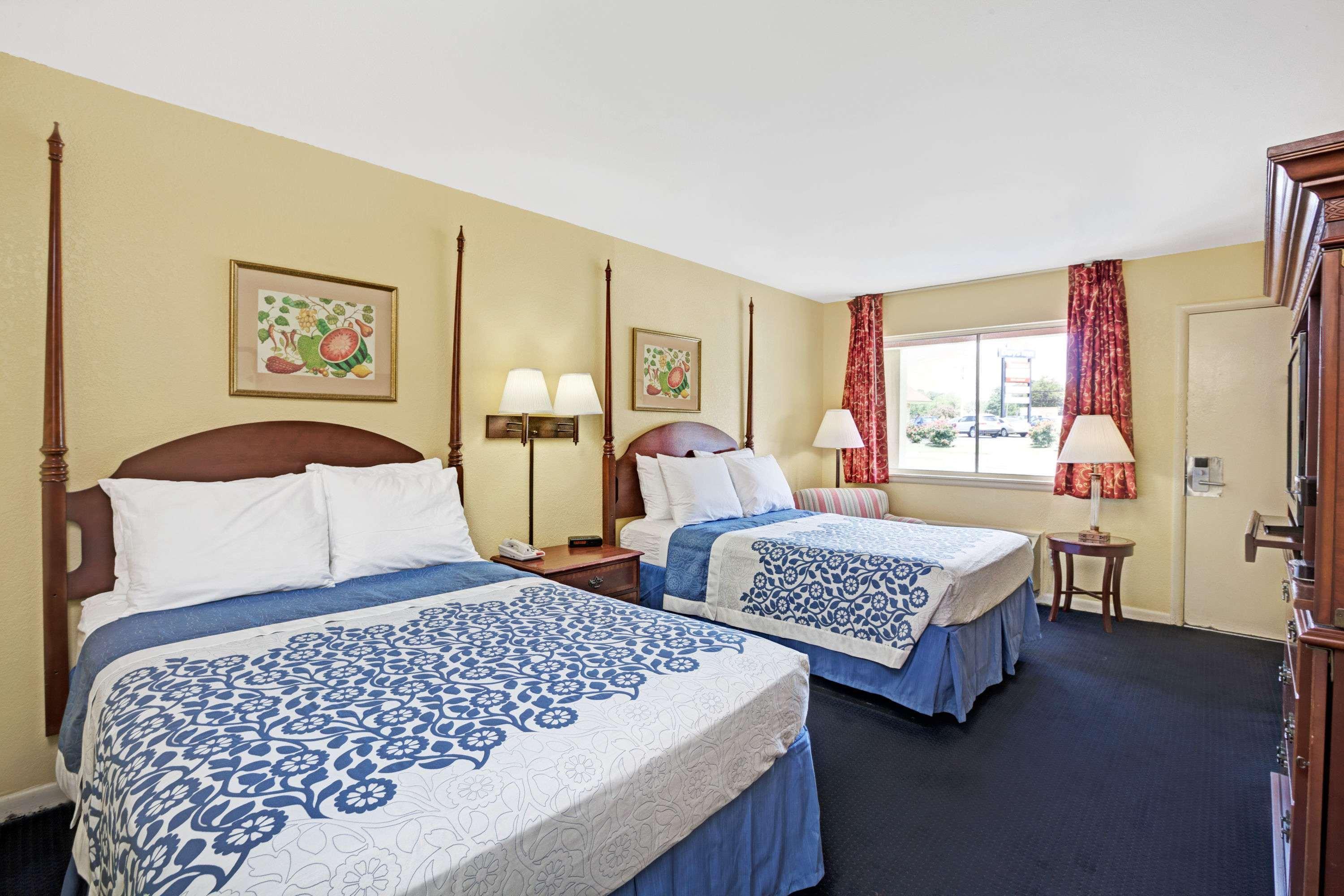 Days Inn By Wyndham Newport News Buitenkant foto
