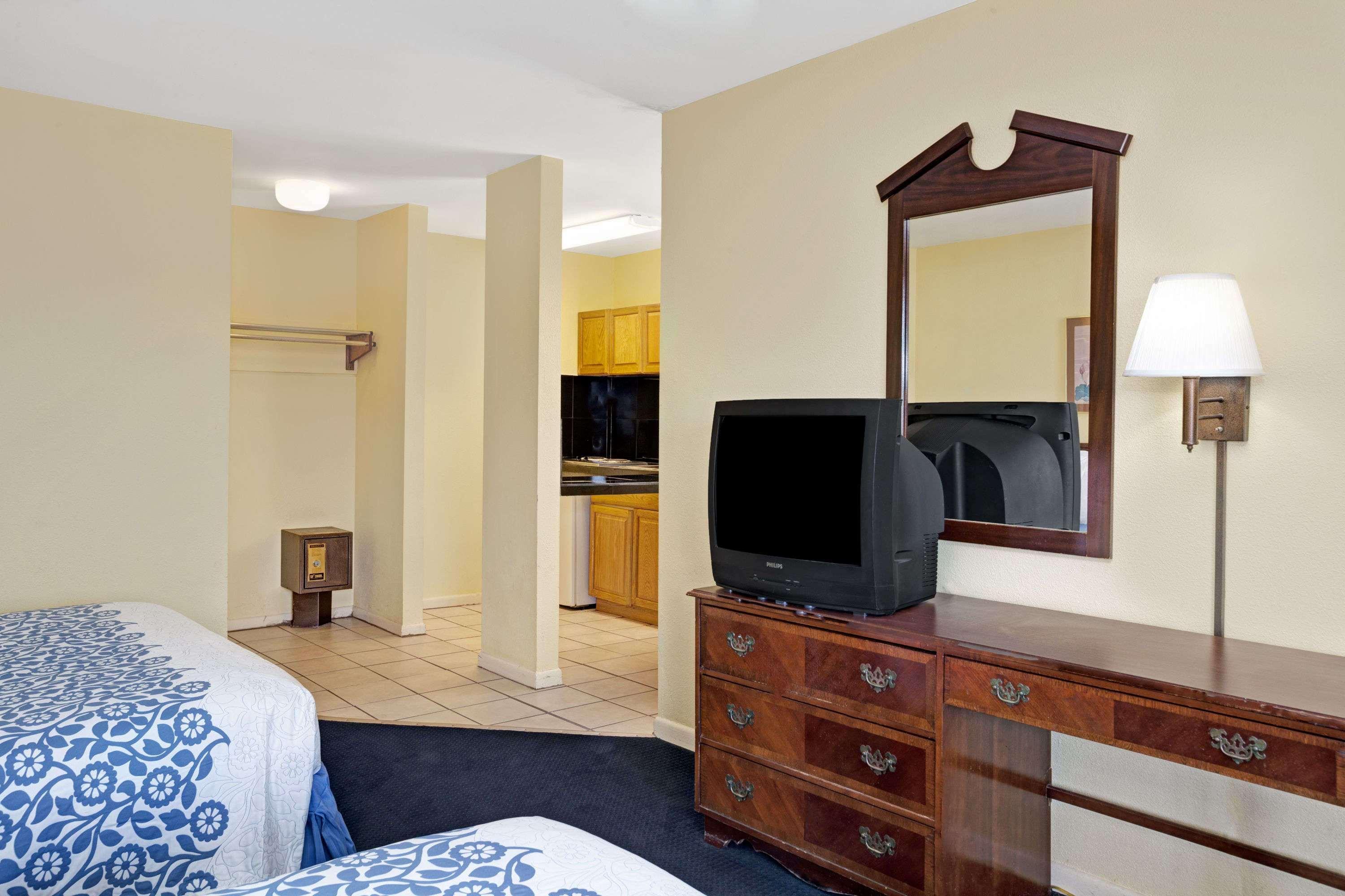 Days Inn By Wyndham Newport News Buitenkant foto