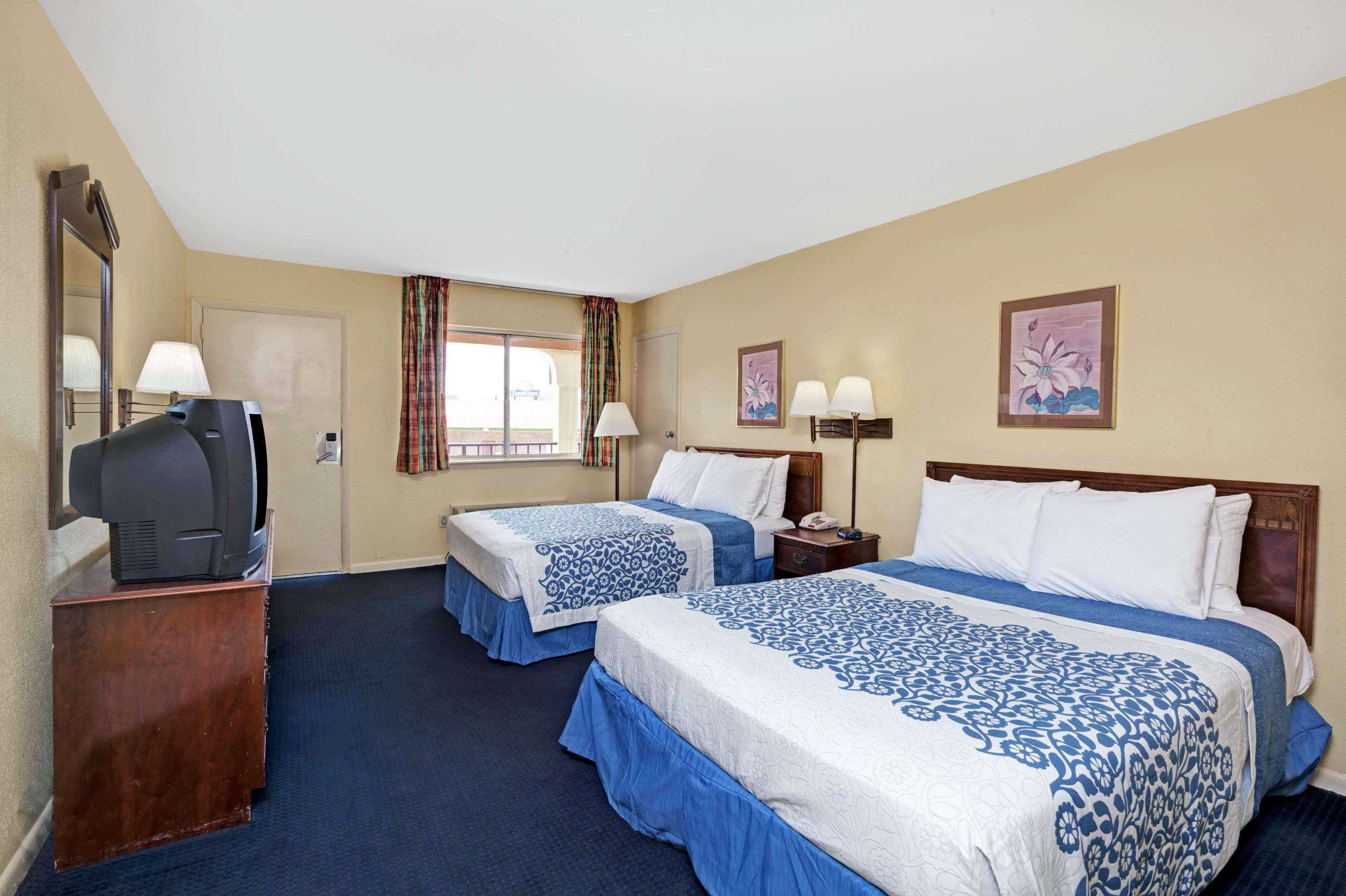 Days Inn By Wyndham Newport News Buitenkant foto