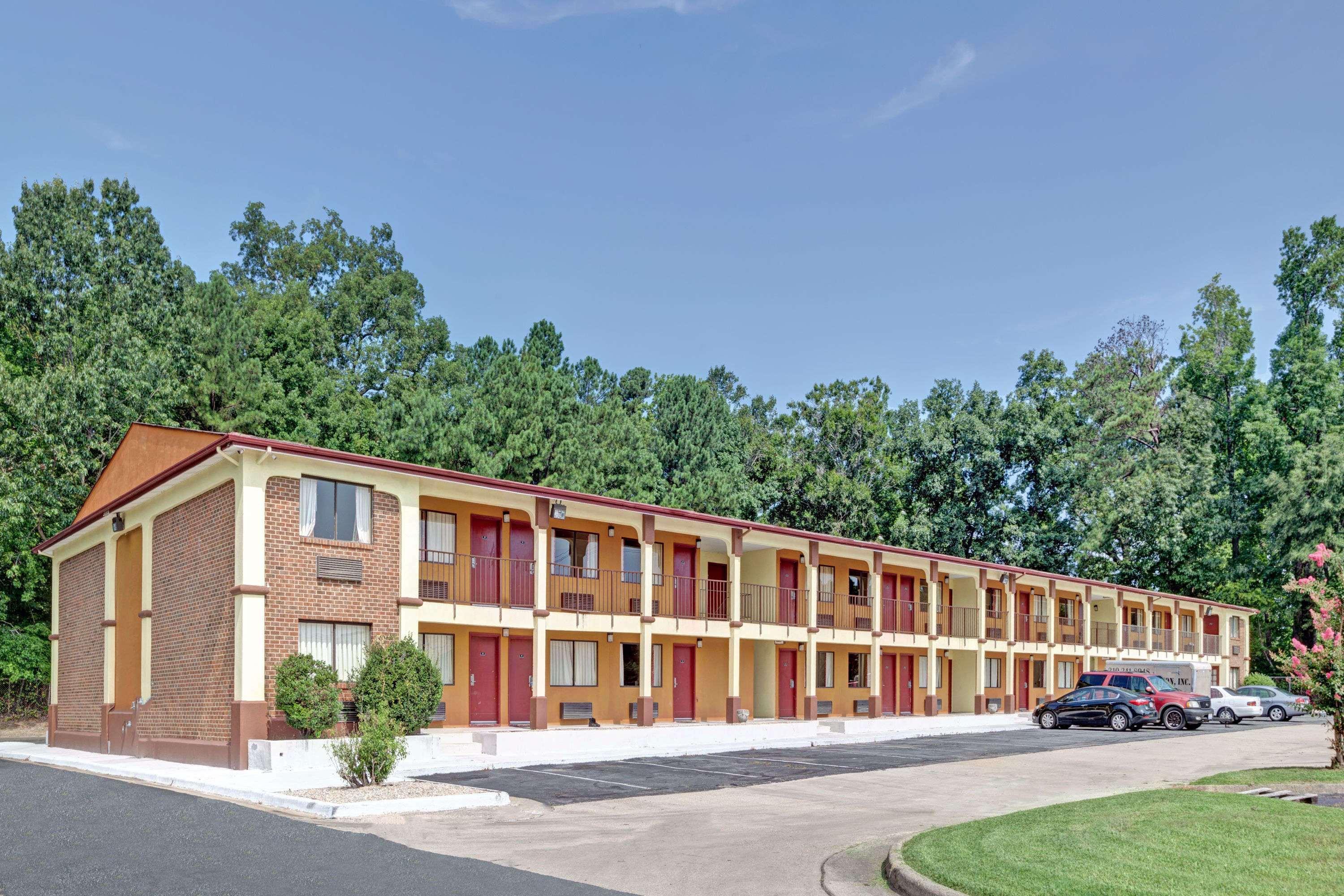 Days Inn By Wyndham Newport News Buitenkant foto